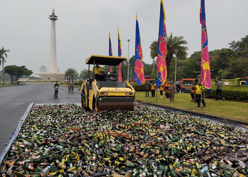 Miras ilegal dihancurkan aparat di Monas