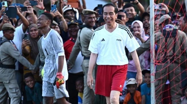 Presiden Jokowi Bermain Sepakbola Bersama Anak Anak di Papua