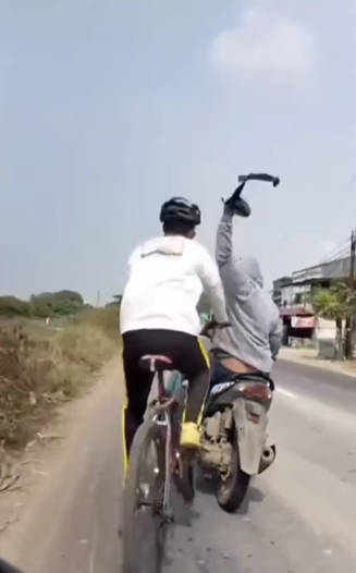 Pesepeda dijambret hingga terjatuh. Foto: capture akun infojkt24