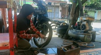 Ibu Sani: Wanita Tangguh di Balik Mesin Tambal Ban