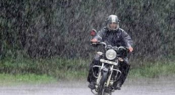 Inspirasi Fashion untuk Berkendaraan Bermotor di Musim Hujan, Sederhana Tapi Sentuhan Kekinian Tahan Air