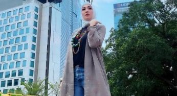 Gaya Hijab Modis Angelina Sondakh, Inspirasi Busana Kasual yang Treny dan Stylish
