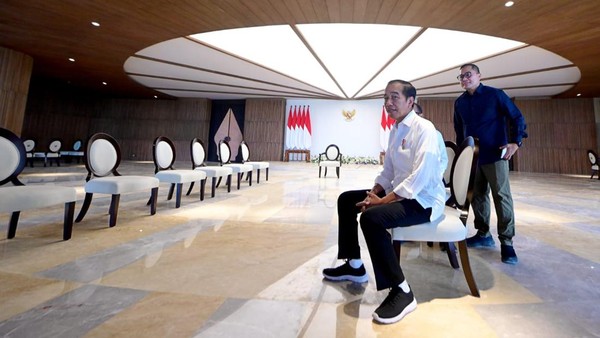 Presiden Jokowi di kantor presiden ikn