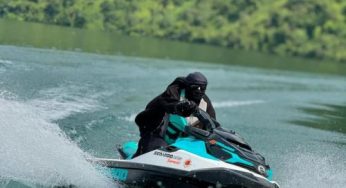 Umi Pipik Main Jet Ski di Danau Toba, Gamis dan Cadar