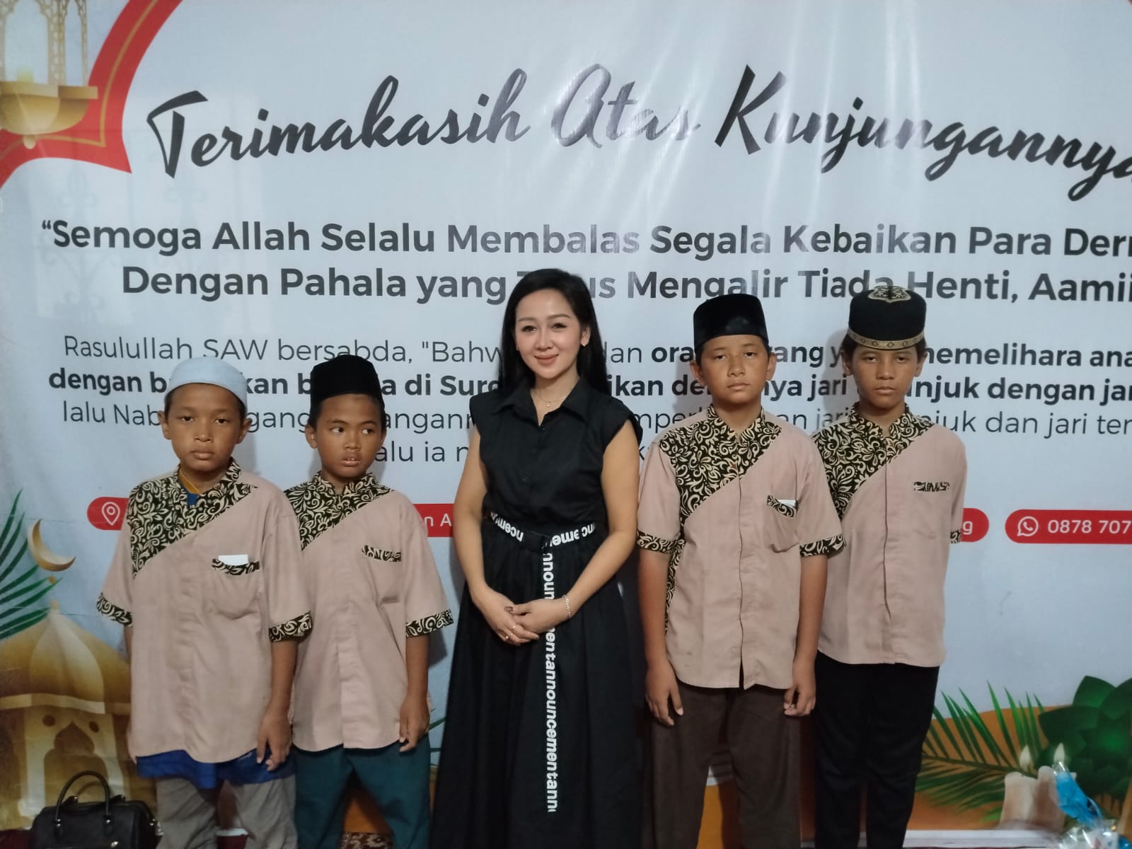 Flo bersama anak yatim