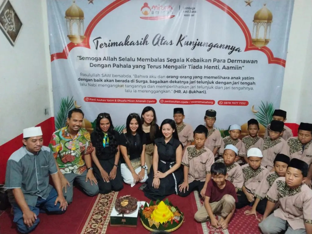Flo bersama anak yatim